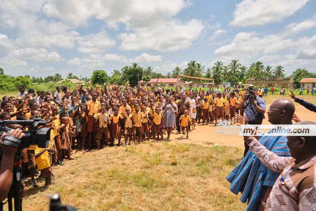 Photos: When Bawumia visited victims of Akosombo dam spillage
