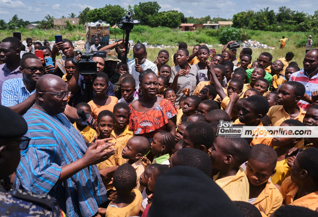 Photos: When Bawumia visited victims of Akosombo dam spillage