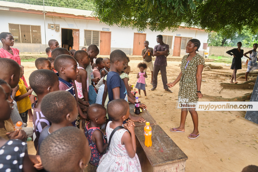 Akosombo Dam spillage: Young lady volunteers free lessons for displaced children in Mepe