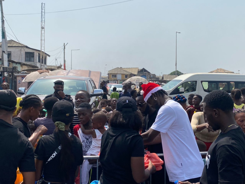 Black Sherif feeds kids in parts of Accra on Christmas Day