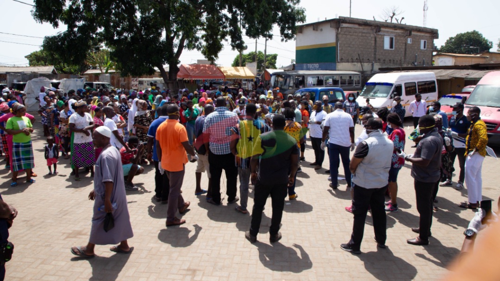 NPP, NDC officials unite to feed thousands of ‘kayayei’ in Accra