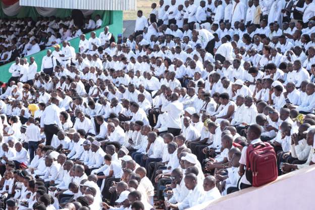 Mourners pack stadium to bid Nkurunziza farewell