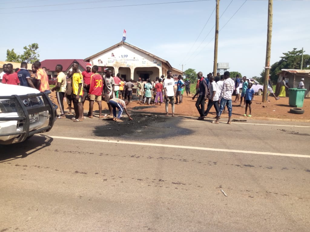 NPP Primaries: Irate supporters of defeated aspirant besiege Wulensi party office threatening to burn it down