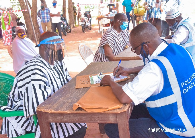 Bawumia registers for new voters' identification card