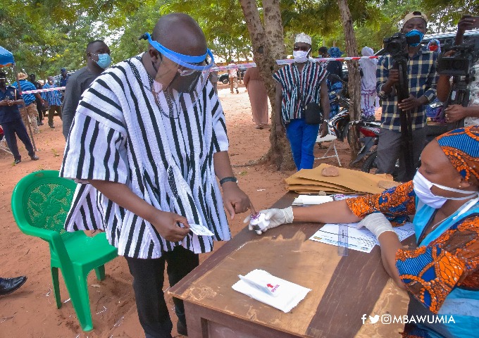Bawumia registers for new voters' identification card