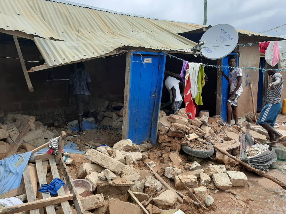 2 in critical condition in Yeji after building collapsed on them