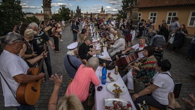 Coronavirus: Czechs hold 'farewell party' for pandemic