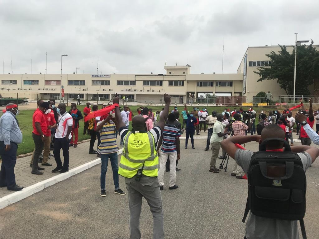Workers of Ghana Airports Company demonstrate against alleged privatisation plans