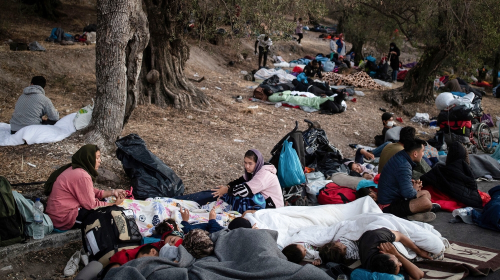 Thousands of refugees sleep rough, without food, after Moria fire