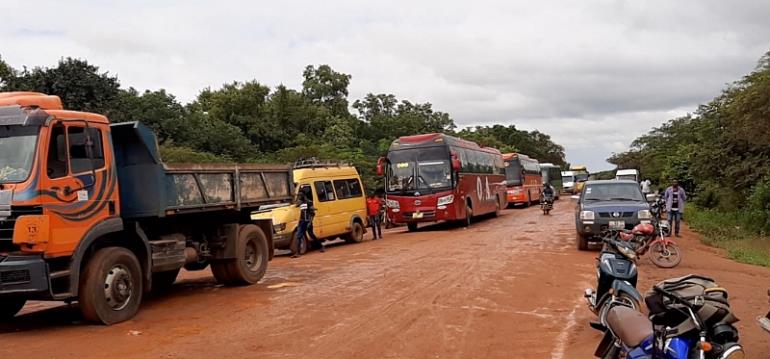 Close to 1000 people and over 200 vehicles stranded due to Bagre dam spillage