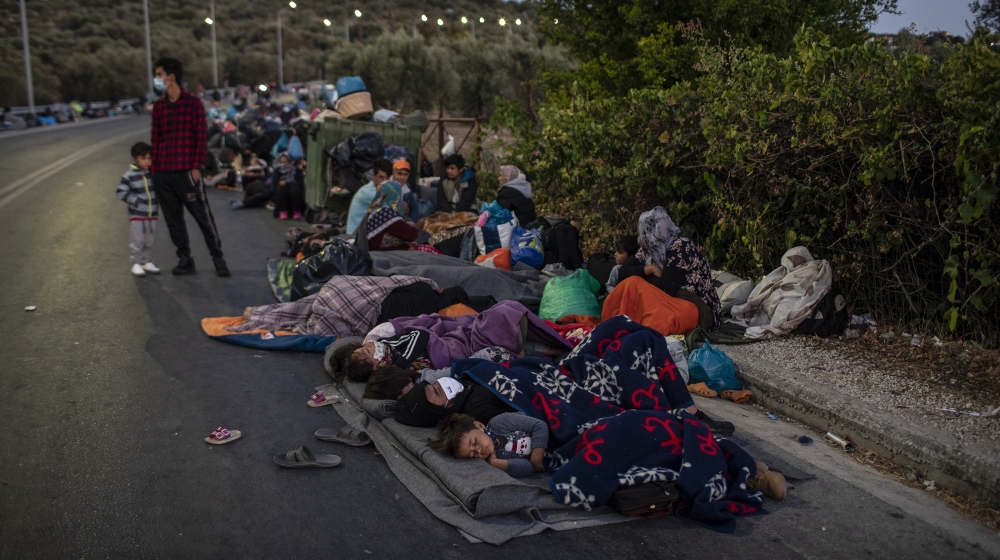 Thousands of refugees sleep rough, without food, after Moria fire