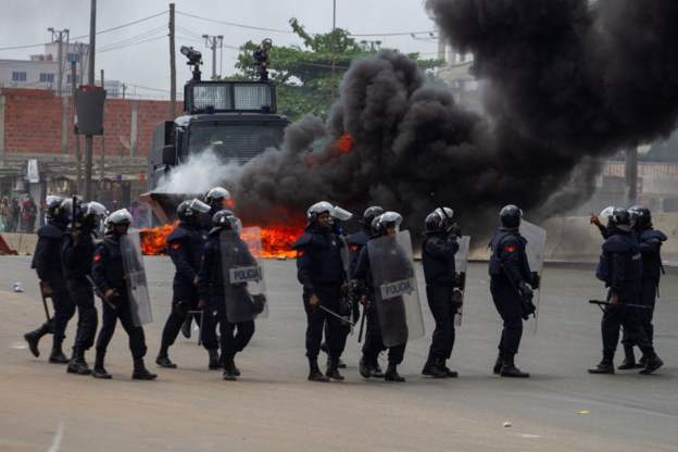 A hundred arrested at Angolan protests