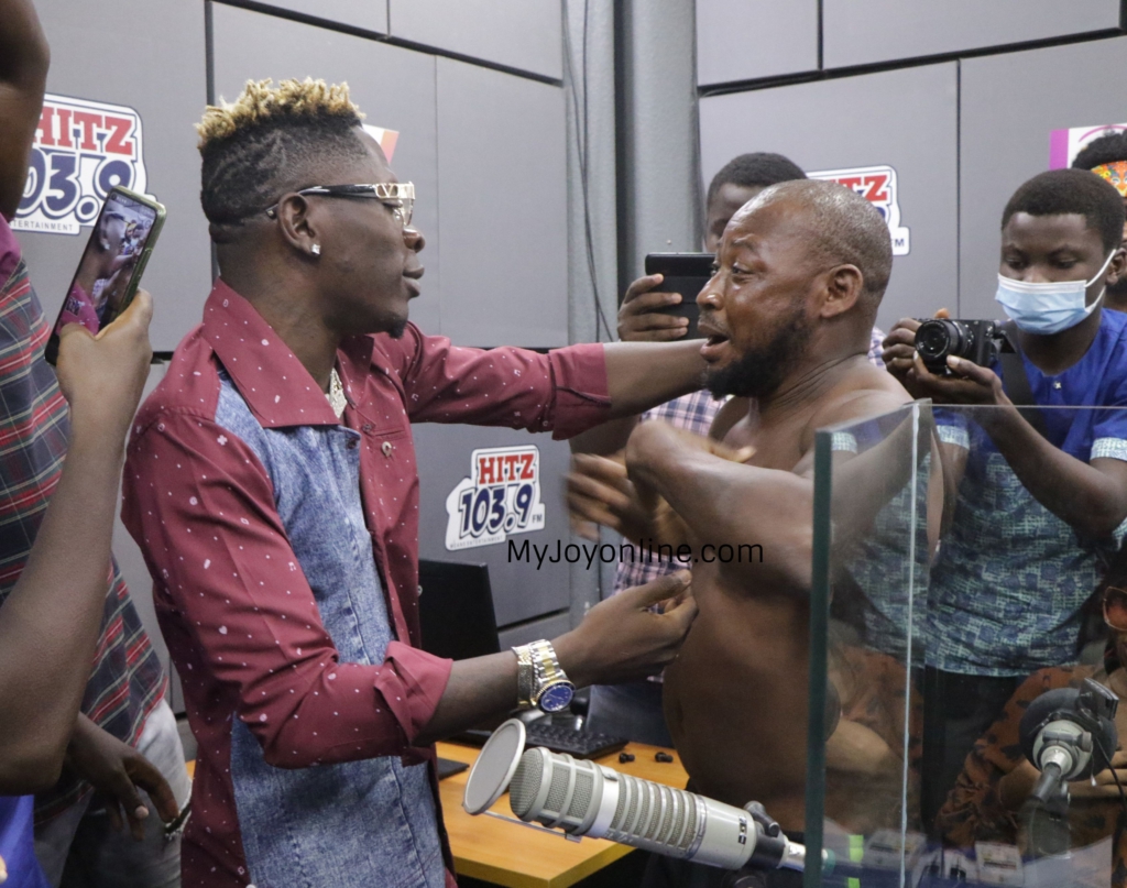 A driver who has identified himself as Liman Akwara shocked onlookers when he cut short his trip to meet his idol Shatta Wale at Hitz FM, Friday. Videos have been trending fast on social media that show a die-hard Shatta Wale fanatic who is a Trotro driver who has gone the extra mile to show his love for the dancehall act.