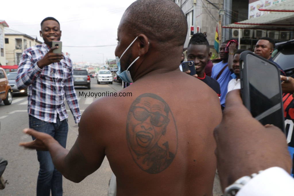 A driver who has identified himself as Liman Akwara shocked onlookers when he cut short his trip to meet his idol Shatta Wale at Hitz FM, Friday. Videos have been trending fast on social media that show a die-hard Shatta Wale fanatic who is a Trotro driver who has gone the extra mile to show his love for the dancehall act.