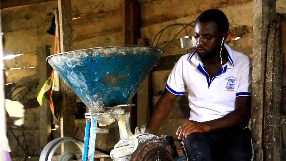 2 university students support their father's grinding mill business to employ 200