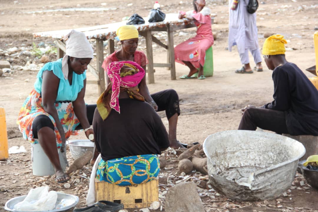 2 university students support their father's grinding mill business to employ 200