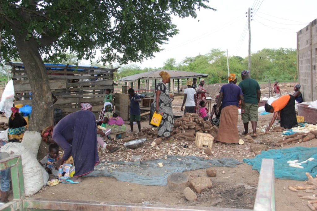 2 university students support their father's grinding mill business to employ 200