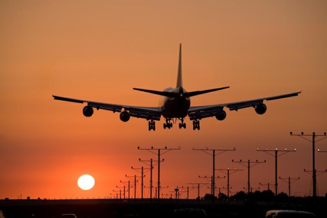 Como o piloto sabe a hora certa de iniciar a descida para pouso do avião? -  17/10/2020 - UOL Economia