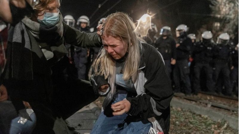 Poland abortion ruling: Police use pepper spray against protesters