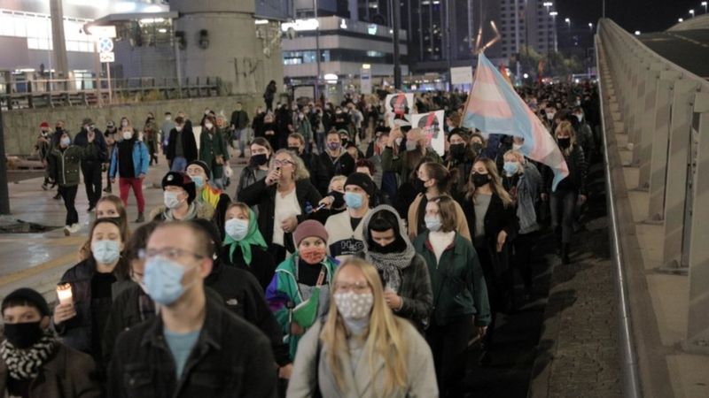 Poland abortion ruling: Police use pepper spray against protesters