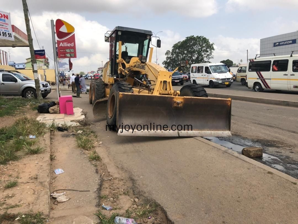 #JoyInYourCommunity: Commuters lament poor roads at Hansonic in Dansoman