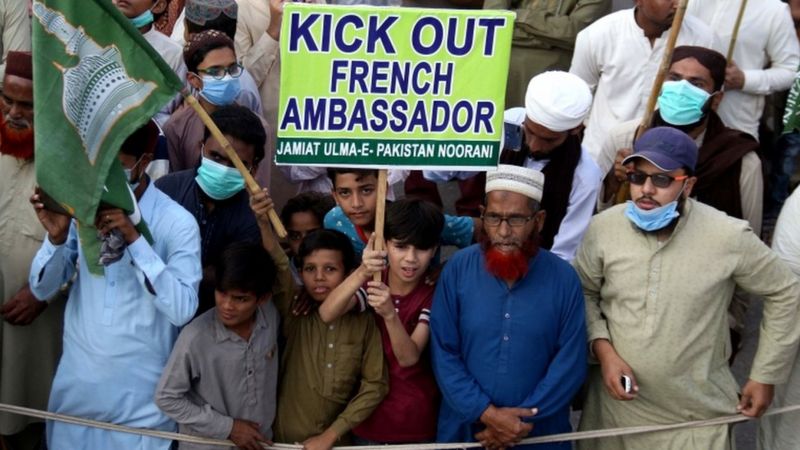 Pakistan 'to boycott French products' over cartoons