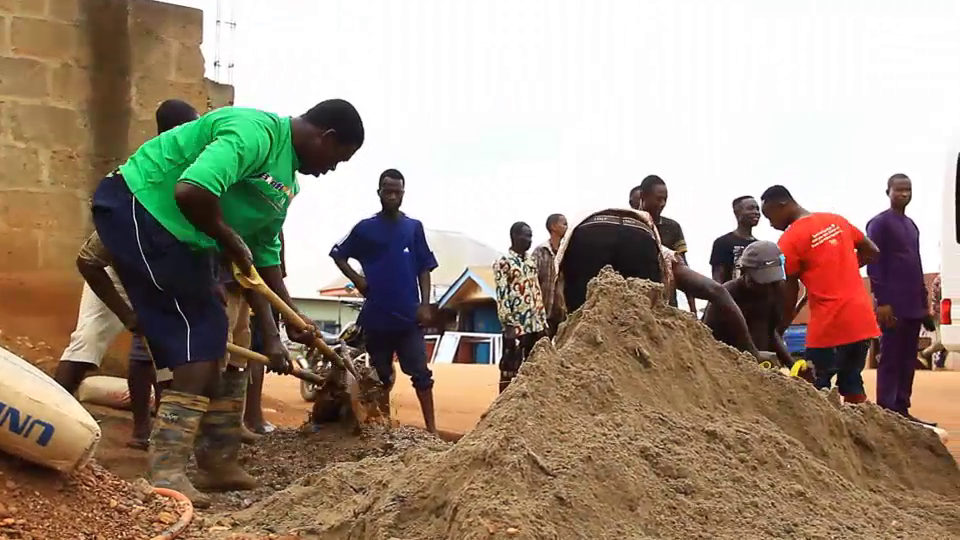 Manso Atwedie residents repair road on their own after long wait from city authorities