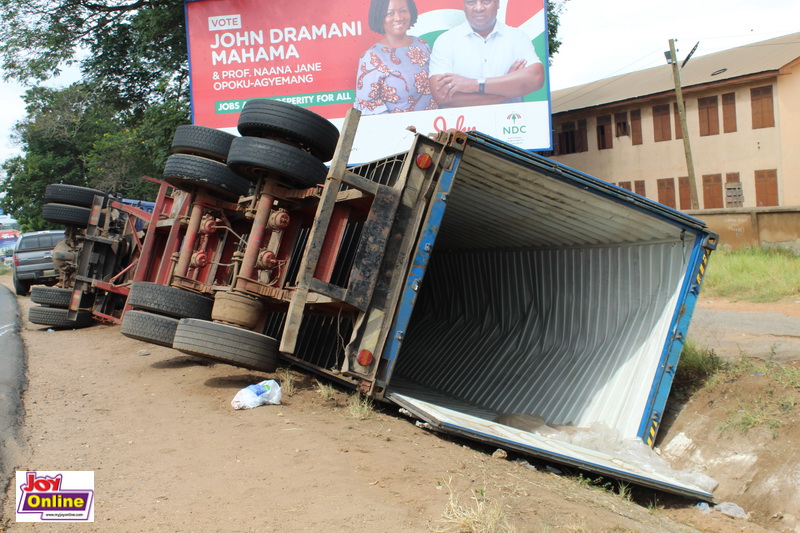 Faulty articulator truck tips over on Ring Road