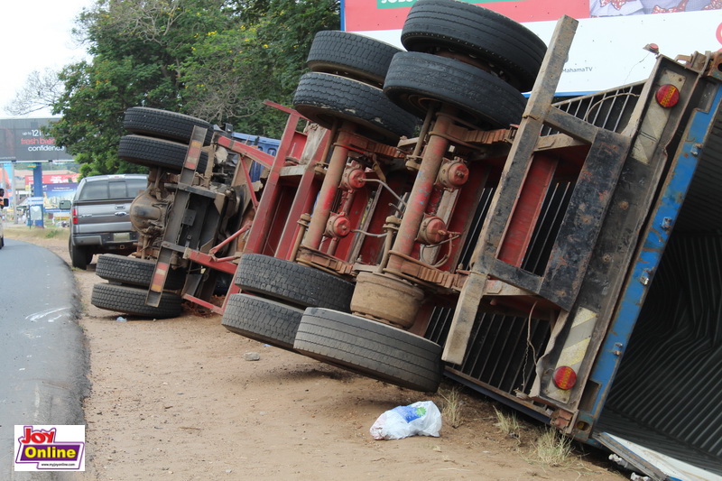 Faulty articulator truck tips over on Ring Road