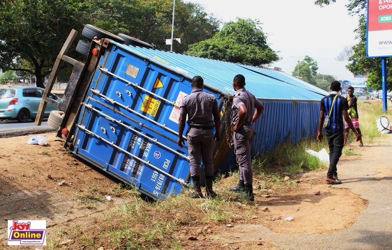 Faulty articulator truck tips over on Ring Road