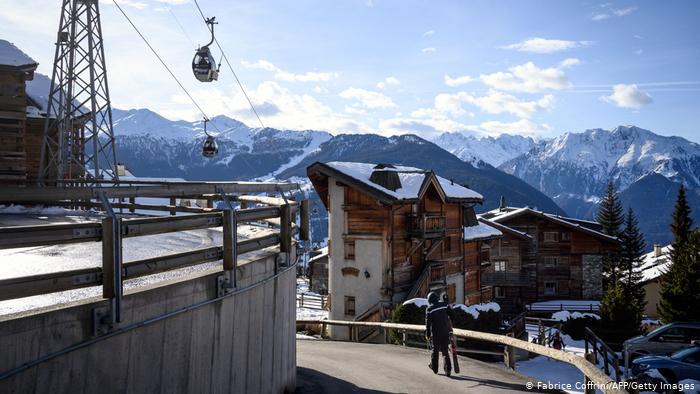 Photo of Stovky britských turistov unikajú z izolácie vo Švajčiarsku