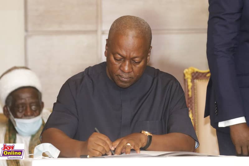 Photos: Akufo-Addo, Mahama commit to peace ahead of election