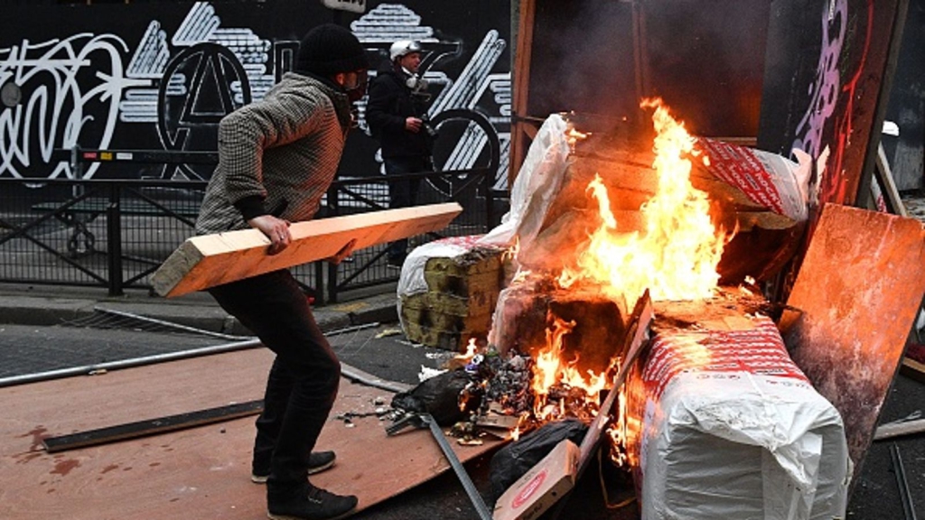 Paris protests: Police clash with protesters as violence flares at anti-security bill demonstrations