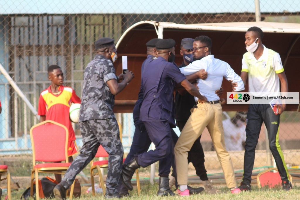 GPL: Eleven Wonders coach Ignatius Osei-Fosu attacks assistant referee after defeat to Bechem United