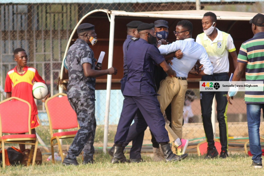 GPL: Eleven Wonders coach Ignatius Osei-Fosu attacks assistant referee after defeat to Bechem United