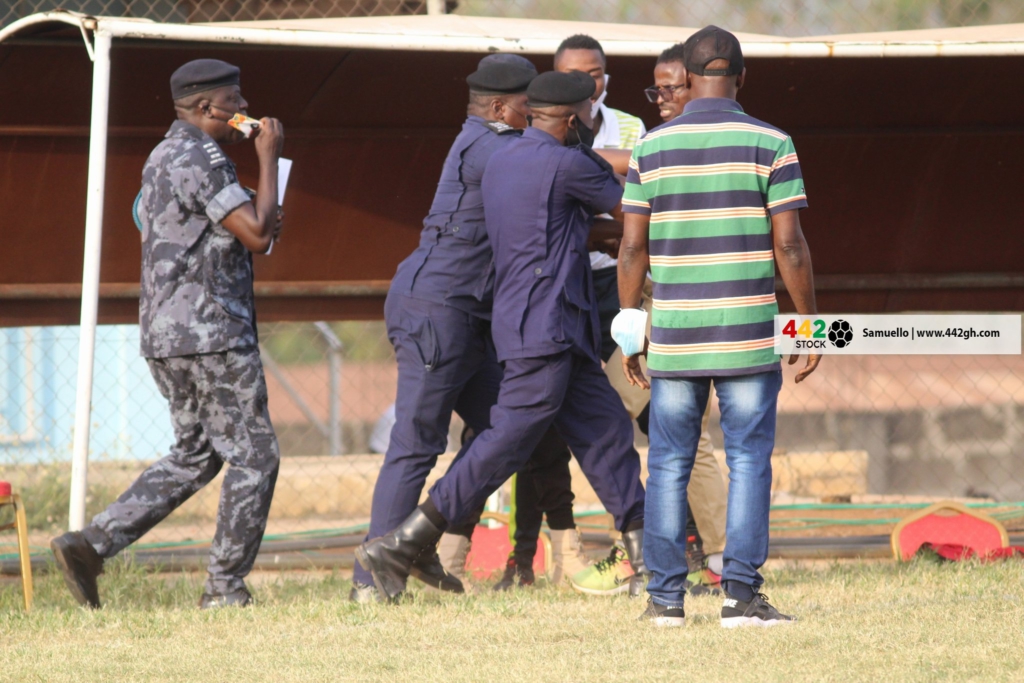 GPL: Eleven Wonders coach Ignatius Osei-Fosu attacks assistant referee after defeat to Bechem United