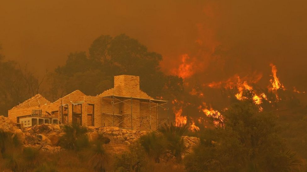 Perth: Bushfire threatens locked-down Australian city
