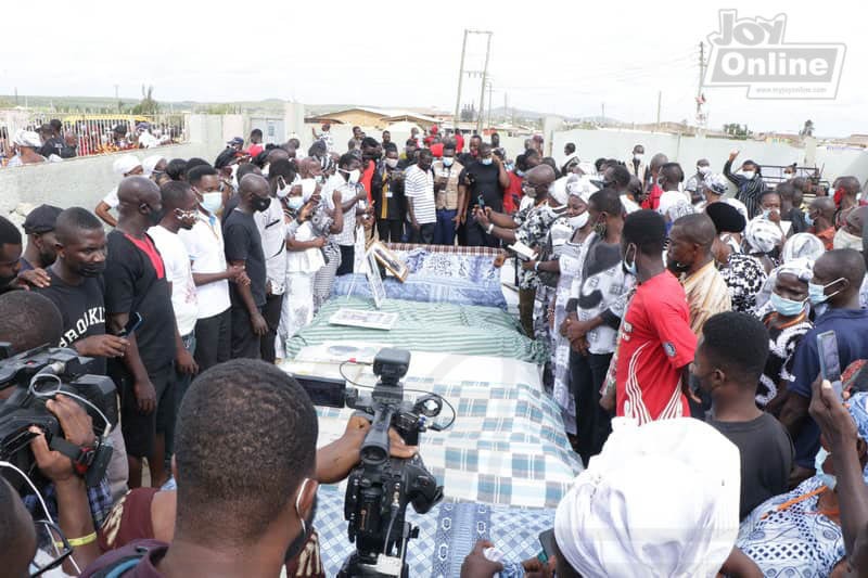 Photos/Videos: Hundreds gather to bid farewell to victims of Apam drowning