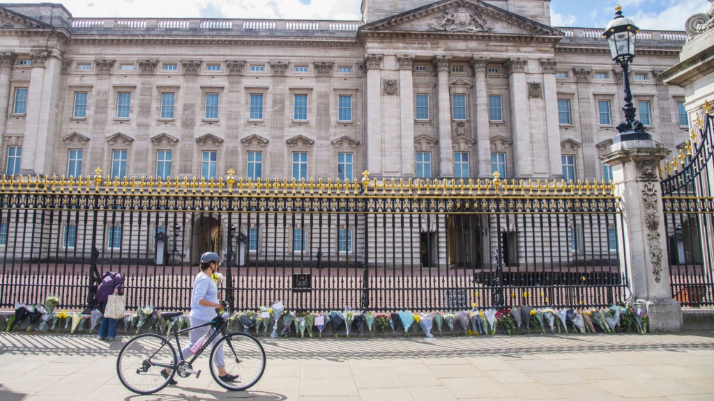 Buckingham Palace asks people to follow Covid restrictions when paying tribute