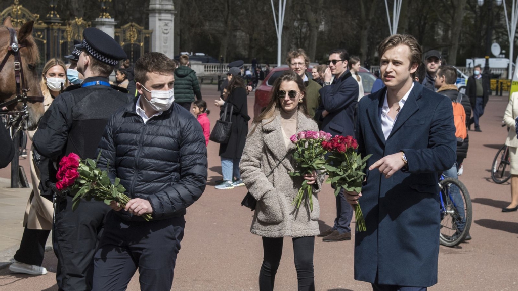 Buckingham Palace asks people to follow Covid restrictions when paying tribute