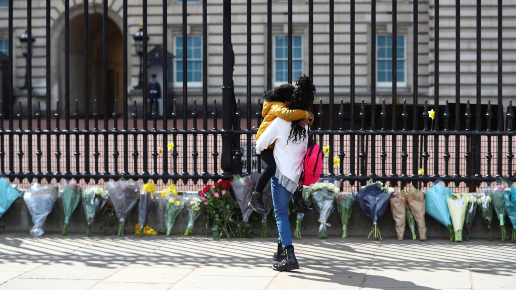 Buckingham Palace asks people to follow Covid restrictions when paying tribute