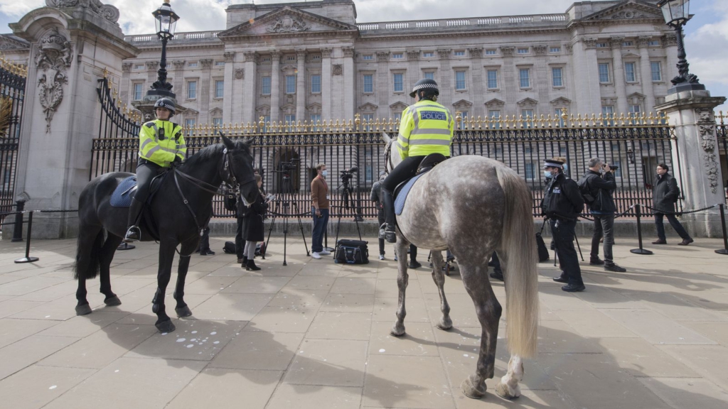 Buckingham Palace asks people to follow Covid restrictions when paying tribute