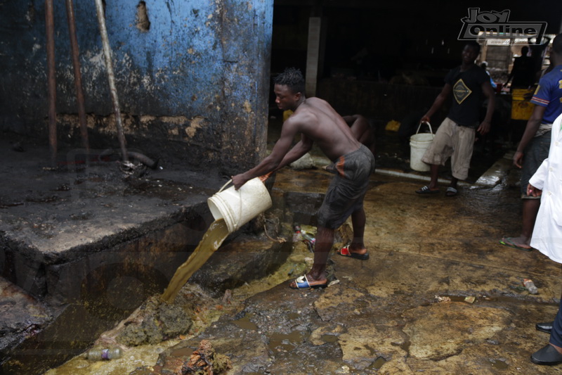 CleanGhana Campaign : AMA Health Inspectors close down public toilet at Avenor