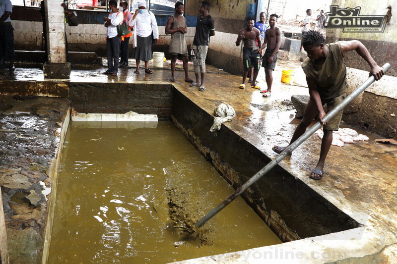 CleanGhana Campaign : AMA Health Inspectors close down public toilet at Avenor