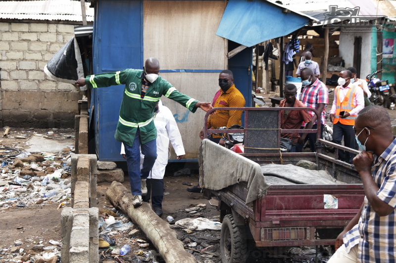 CleanGhana Campaign : AMA Health Inspectors close down public toilet at Avenor