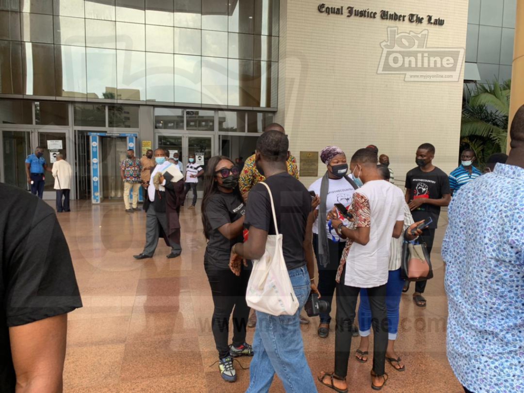 Police clash with #FixTheCountry protestors at Accra High Court