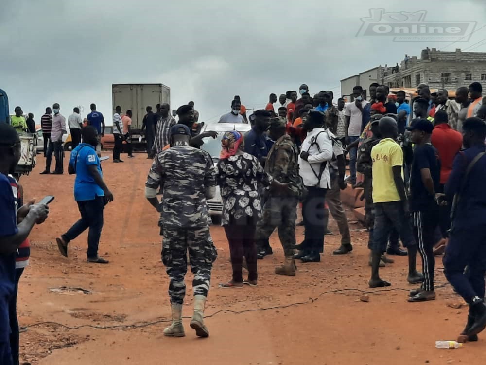 Residents of Atwima Kwanwoma block major road while in protest over stalled construction