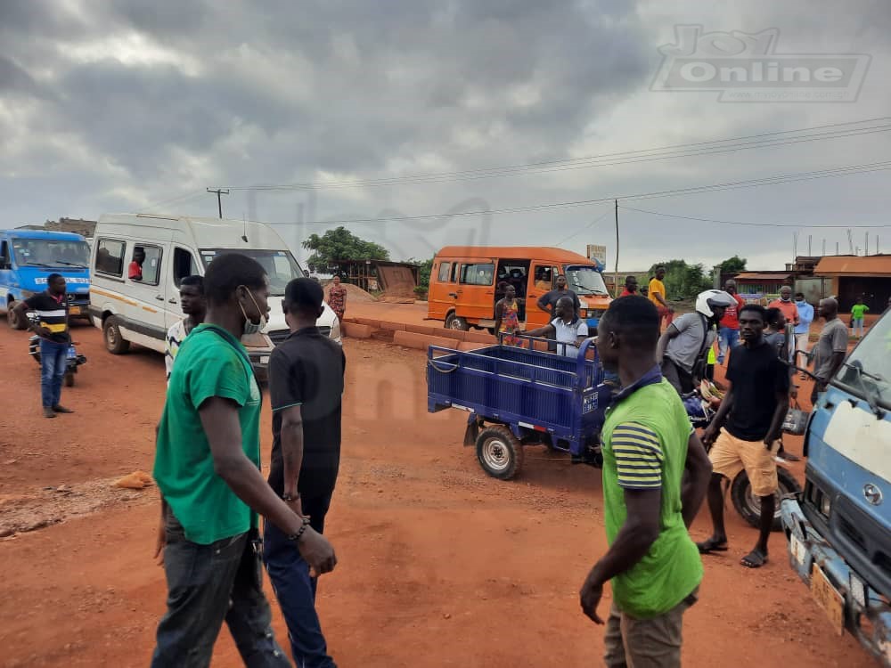 Residents of Atwima Kwanwoma block major road while in protest over stalled construction