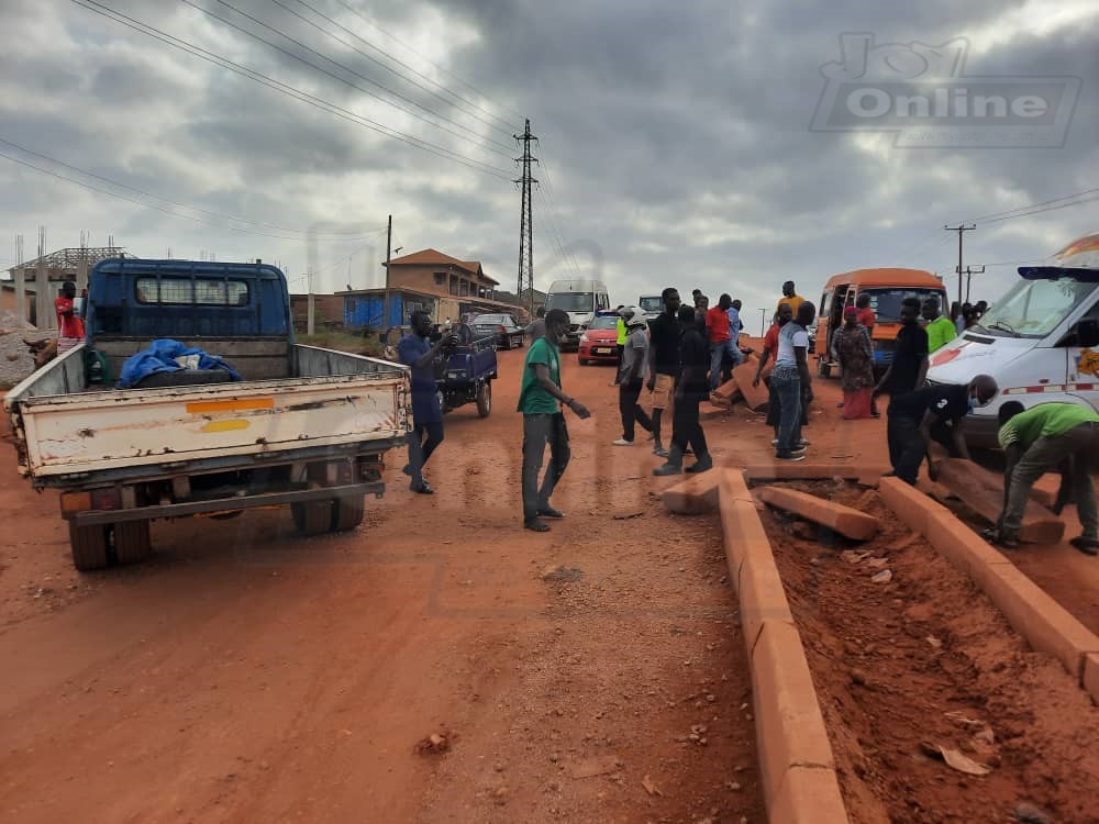 Residents of Atwima Kwanwoma block major road while in protest over stalled construction