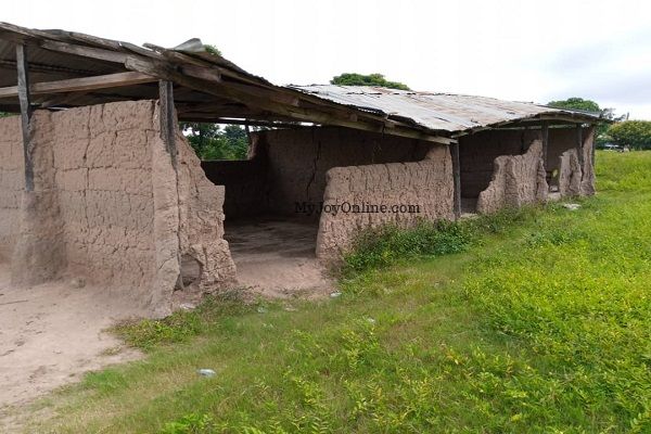 Academic work under threat at Bepotirim M/A primary school as pupils study under trees Academic work under threat at Bepotirim M/A primary school as pupils study under trees